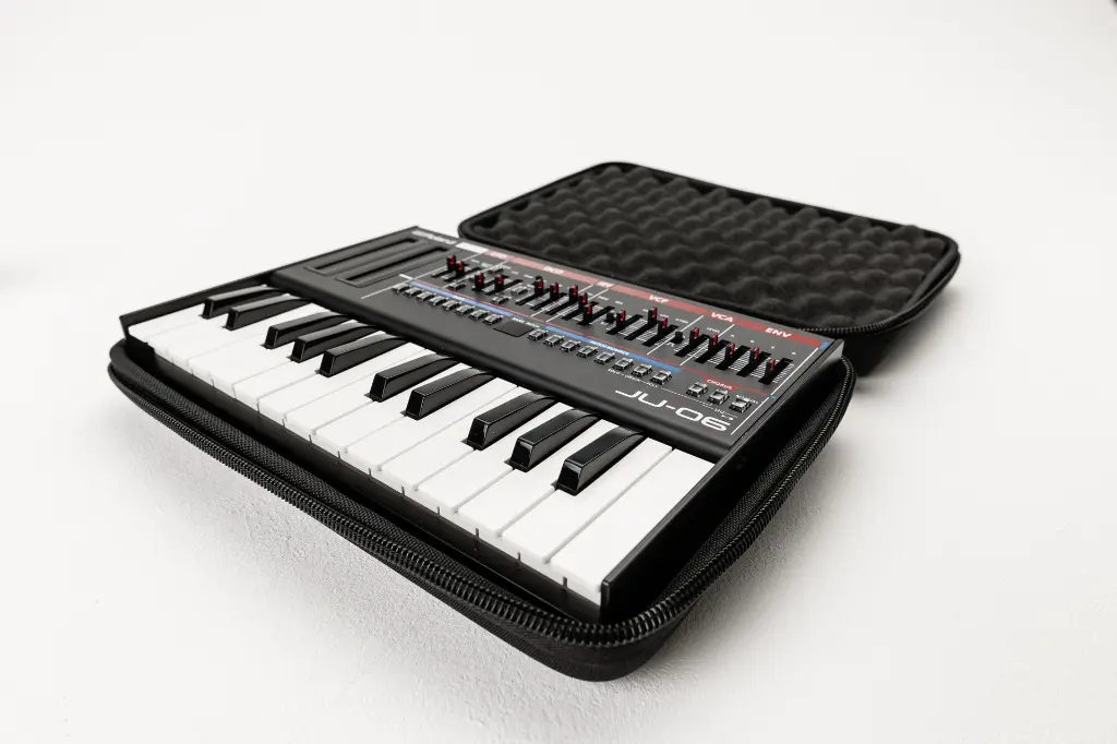 Roland-JU-06-flat-02.webp