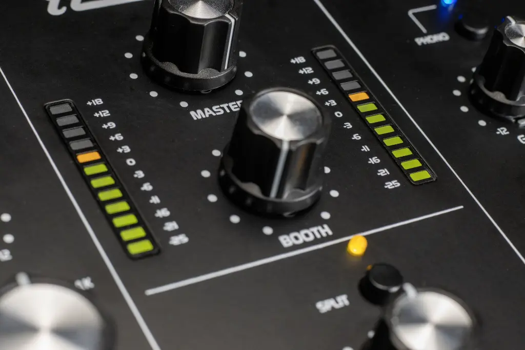 Headliner R2 Master Closeup.webp